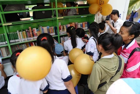 3.000 học sinh tiếp cận với thư viện số lưu động - 1 Học sinh Trường THCS Lê Minh Xuân (Bình Chánh, TPHCM) tìm hiểu cùng thư viện số lưu động