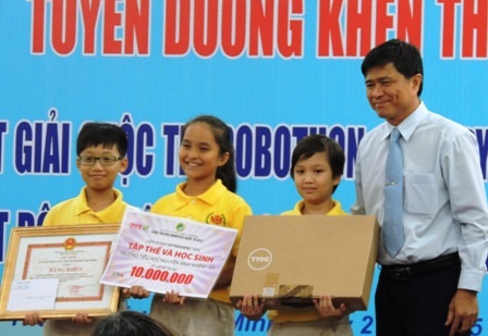 Khen thưởng học sinh tiểu học đạt giải Robothon - 1 Lãnh đạo ngành giáo dục TPHCM trao bằng khen cho học sinh đạt giải Robothon quốc tế