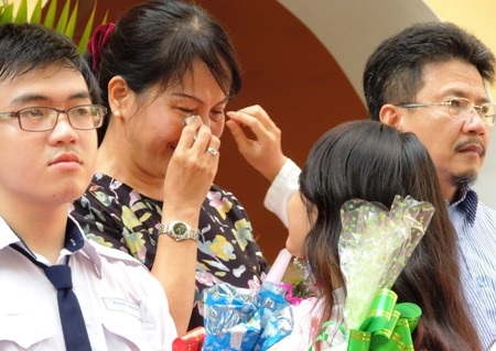 Giây phút nghẹn ngào của mẹ và con gái trong lễ tri ân tại Trường THPT Nguyễn Thị Minh Khai, TPHCM