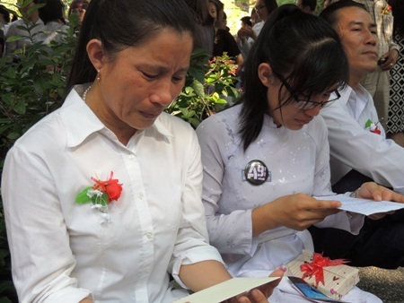 Học trò cài hoa tri ân, cảm ơn cô giáo