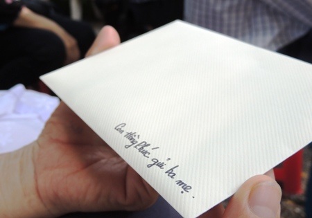 Học trò cài hoa tri ân, cảm ơn cô giáo