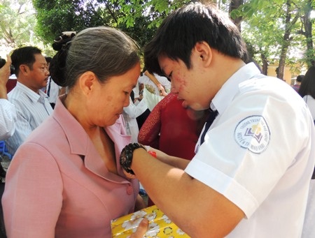 Bông hoa tri ân được những người con tuổi 18 cài lên áo bố mẹ