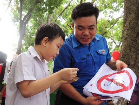 Học trò cũng được các anh chị đoàn viên thanh niên chỉ dẫn kiến thức về an toàn giao thông.