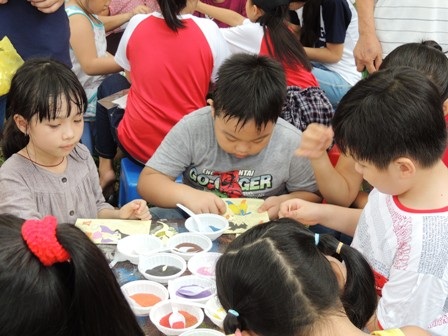 Trẻ nhỏ trang trí cho những bức tranh cát