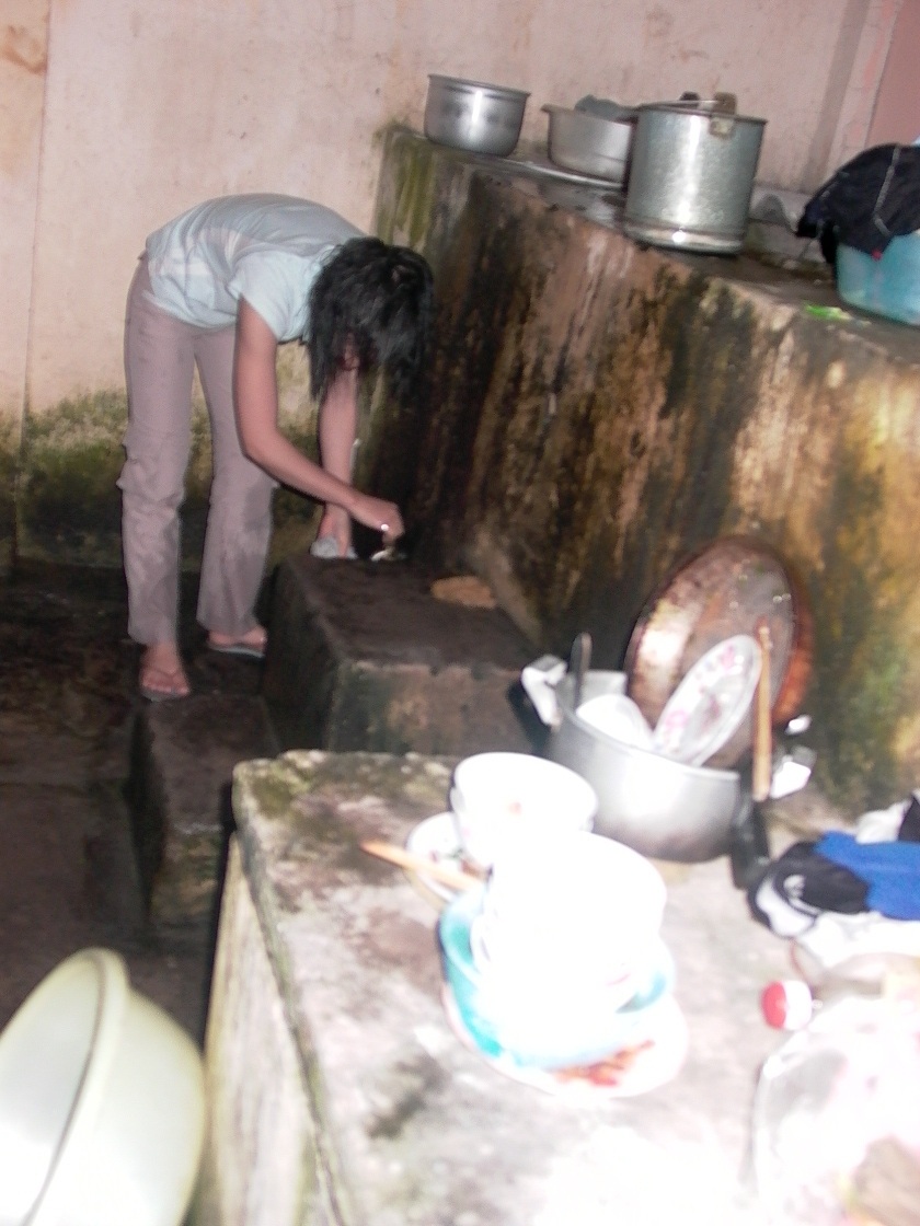 Thảm cảnh xóm trọ sinh viên vào mùa mất điện, nước