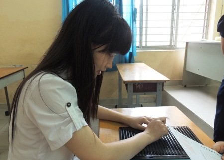 Cảm phục nghị lực của cô gái khiếm thị thi đại học - 12 Và em đang theo đuổi, chinh phục hành trình vào đại học bằng những nét chữ này.