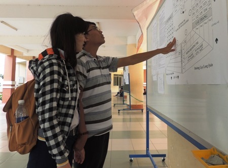 Cảm phục nghị lực của cô gái khiếm thị thi đại học - 2 Cảm phục nghị lực của cô gái khiếm thị thi Đại học