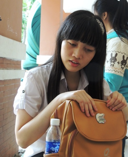 Cảm phục nghị lực của cô gái khiếm thị thi đại học - 3 Cảm phục nghị lực của cô gái khiếm thị thi Đại học