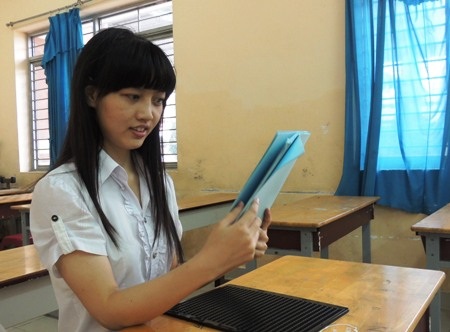 Cảm phục nghị lực của cô gái khiếm thị thi đại học - 8 Dung được giám thị đón từ ngoài, dẫn vào tận phòng thi.