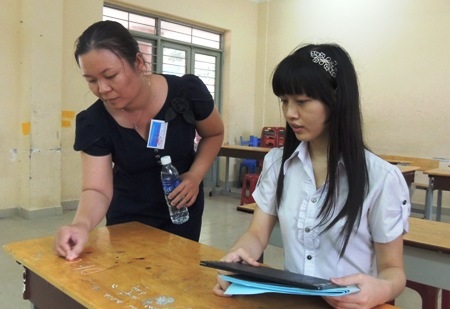 Cảm phục nghị lực của cô gái khiếm thị thi đại học - 9 Dung được giám thị đón từ ngoài, dẫn vào tận phòng thi.