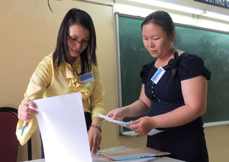 Cảm phục nghị lực của cô gái khiếm thị thi đại học - 10 Tuy phòng chỉ một thí sinh nhưng mức độ tránh nhiệm và hỗ trợ của hai giám thị rất cao.