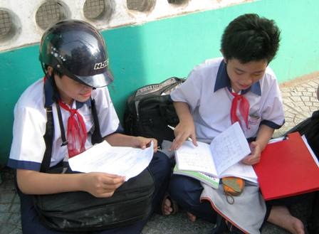 Phụ huynh “góp sức” cho bệnh thành tích