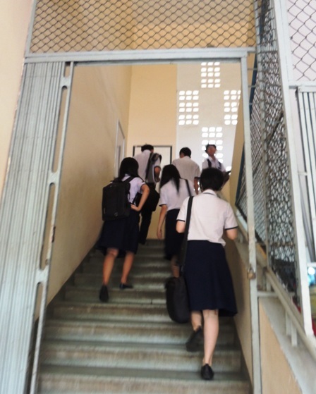 Học sinh đi thi tốt nghiệp THPT mà như đi học nhóm (Ảnh: Hoài Nam)