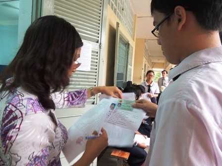 Giám thị kiểm tra gọi tên thí sinh vào phòng (Ảnh: Hoài Nam)