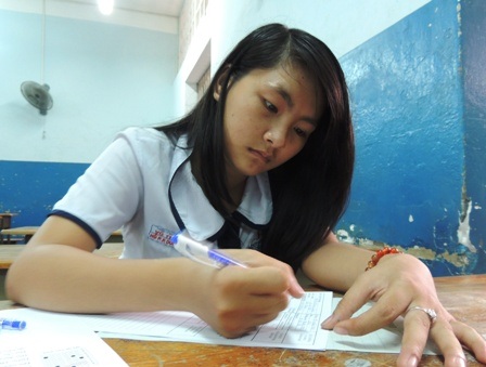 Học sinh kiểm tra niêm phong đề thi Sử trước giờ mở đề (Ảnh: Hoài Nam)