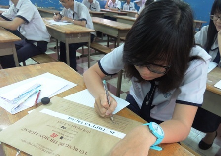 Học sinh kiểm tra niêm phong đề thi Sử trước giờ mở đề (Ảnh: Hoài Nam)