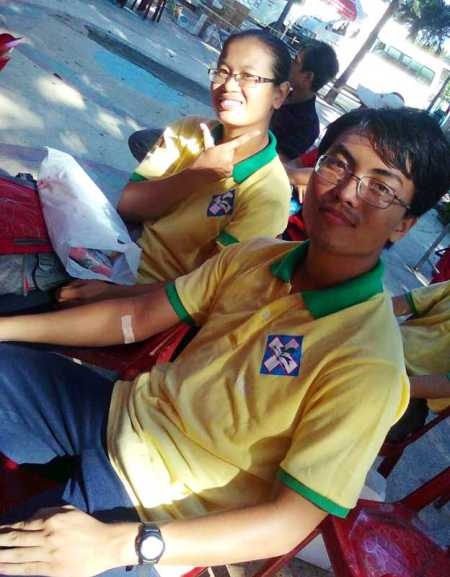 Hoàng Ân đưa đón em Bùi Thị Dung, học trò khiếm thi trong đợt 2 kỳ thi Đại học ngày 9/7.