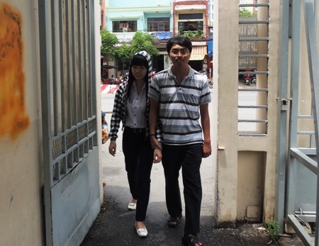 Hoàng Ân đưa đón em Bùi Thị Dung, học trò khiếm thi trong đợt 2 kỳ thi Đại học ngày 9/7.