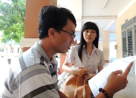 Hoàng Ân đưa đón em Bùi Thị Dung, học trò khiếm thi trong đợt 2 kỳ thi Đại học ngày 9/7.