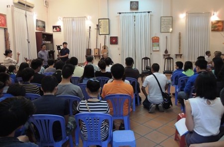 Bạn trẻ kiều bào tìm hiểu về âm nhạc dân tộc