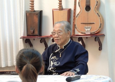 Bạn trẻ kiều bào tìm hiểu về âm nhạc dân tộc