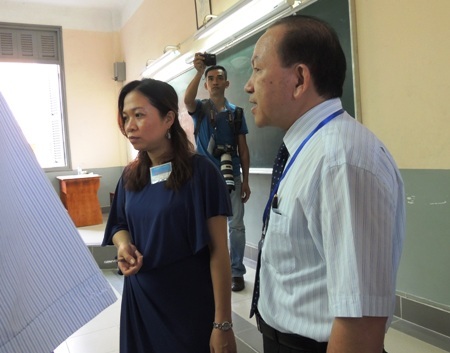 Đoàn thanh tra làm việc tại một phòng thi tại Trường THPT Nguyễn Thị Minh Khai, TPHCM