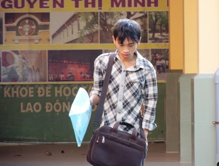 Một nam sinh đến sát ngay giờ thi, may mắn cho em vẫn kịp giờ vào phòng. 