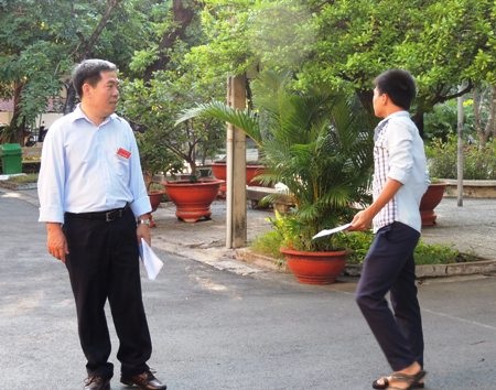 Một nam sinh đến sát ngay giờ thi, may mắn cho em vẫn kịp giờ vào phòng. 