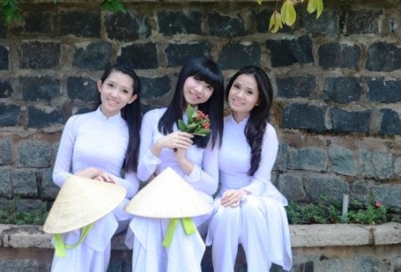 Ngắm những gương mặt nữ sinh mặc áo dài đẹp nhất nước - 2 Các nữ sinh trong hoạt động chụp ảnh ngoài trời cùng với tà áo dài trắng tinh khôi