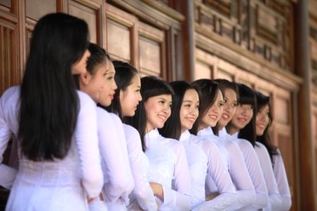 Ngắm những gương mặt nữ sinh mặc áo dài đẹp nhất nước - 3 Các nữ sinh trong hoạt động chụp ảnh ngoài trời cùng với tà áo dài trắng tinh khôi