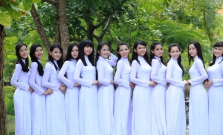 Ngắm những gương mặt nữ sinh mặc áo dài đẹp nhất nước - 5 Các nữ sinh trong hoạt động chụp ảnh ngoài trời cùng với tà áo dài trắng tinh khôi