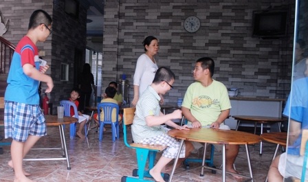 Bạo hành trẻ tự kỷ: Phản giáo dục! - 1 Bạo hành trẻ tự kỷ: Phản giáo dục!