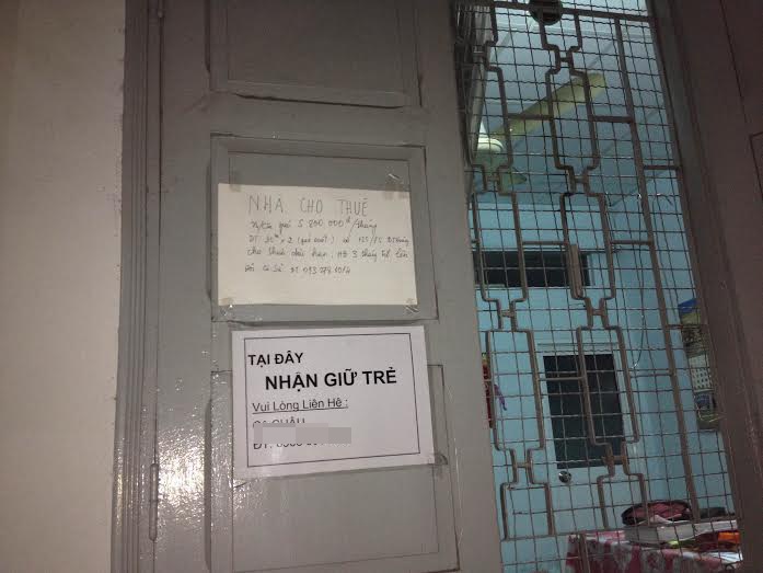 Nhiều điểm giữ trẻ tại nhà cũng mọc lên trong các khu dân cư để đáp ứng nhu cầu gửi trẻ