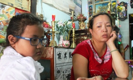 Nỗi đau của gia đình tài xế “chọn cái chết để hành khách được sống” - 1 Mỗi đau quá lớn của vợ con anh Phạm Thành Long.