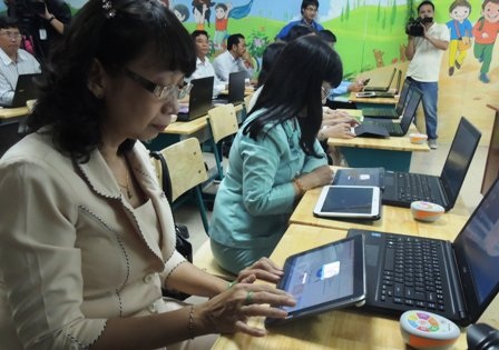 Quản lý, giáo viên ở TPHCM thử nghiệm việc dạy học với sách giáo khoa điện tử qua máy tính bảng