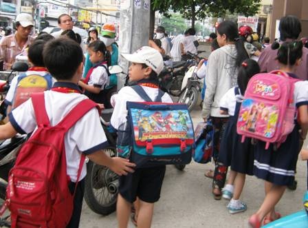 Nếu đề án được thực hiện, HS TPHCM sẽ hết cảnh còng lưng cõng sách đến trường