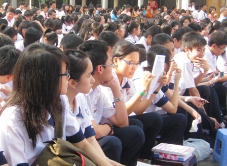 Nhiều gia đình vẫn còn nặng tư tưởng, con không vào được đại học xem như... hỏng. (Ảnh minh họa)