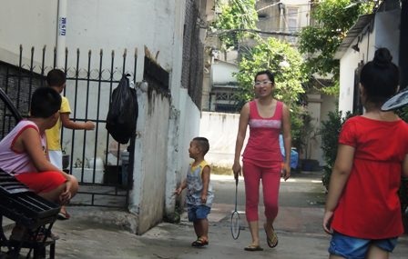 Phụ huynh phải xoay sở đủ cách trông con nhỏ khoảng thời gian này