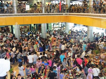 Giới trẻ Sài Thành nuối tiếc thương xá Tax - 1 Liên tục hơn hai tuần nay, thương xá Tax lúc nào cũng trong cảnh tấp nập, chen chúc