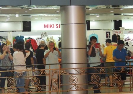 Giới trẻ Sài Thành nuối tiếc thương xá Tax - 4 Hàng giảm giá luôn có sức hút lớn với mọi người dân