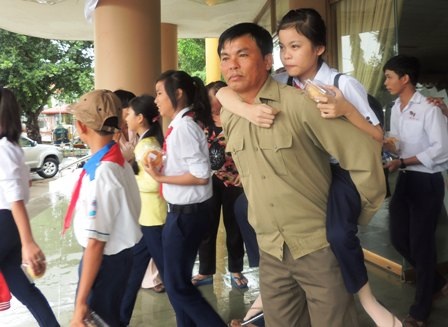 Xúc động hình ảnh con đến trường trên lưng bố mẹ - 1 7 năm đến trường trên lưng bố mẹ