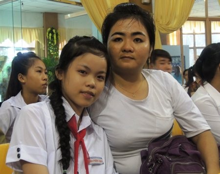 Xúc động hình ảnh con đến trường trên lưng bố mẹ - 2 Tường Vy cùng cô giáo Tổng phụ trách đội Lê Thị Hồng Chi. (Ảnh