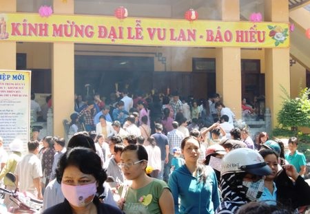 Bên trong chùa, dòng người càng đông đúc, kẹt cứng hơn. 