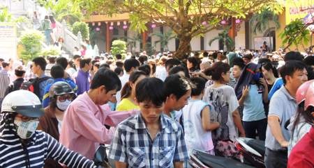 Bên trong chùa, dòng người càng đông đúc, kẹt cứng hơn. 