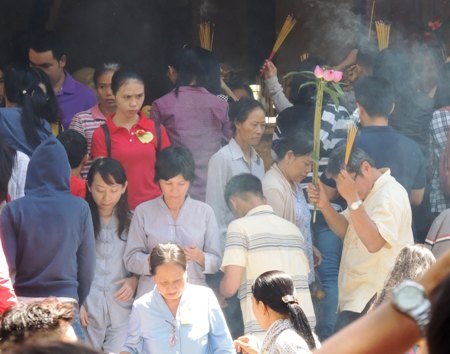 Bên trong chùa, dòng người càng đông đúc, kẹt cứng hơn. 