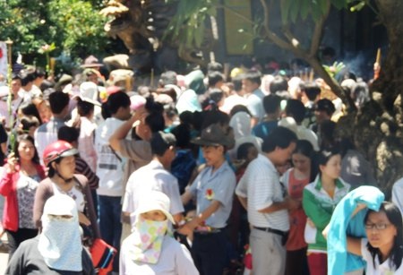 Bên trong chùa, dòng người càng đông đúc, kẹt cứng hơn. 