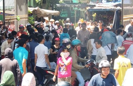 Bên trong chùa, dòng người càng đông đúc, kẹt cứng hơn. 