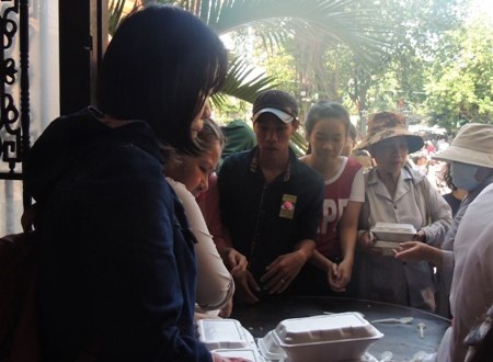 Nhiều chùa tổ chức nấu cơm chay miễn phí cho người  hành hương trong ngày rằm tháng Bảy.