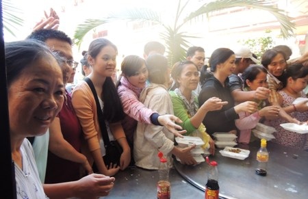 Nhiều chùa tổ chức nấu cơm chay miễn phí cho người  hành hương trong ngày rằm tháng Bảy.