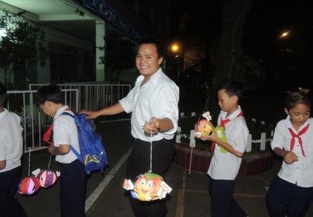 Tâm sự của chàng trai 22 tuổi vào học lớp... 1 - 2 Cậu học trò vào lớp 1 tham gia trung thu cùng đàn anh lớp trên.